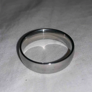  - Vanlig silverfärgad ring. Skulle säga att den passar en storlek M. Men det står storlek 10. 2 för 70kr🌸