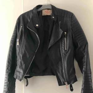  - Skinnjacka från chiquelle använd 3-4 gånger.  Skulle säga att den är som en vanlig storlek 42.