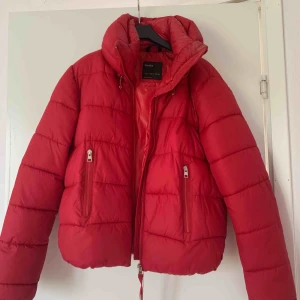  - Vinter jacka från Bershka i jättefint skick. Puffig, sitter exakt som på den tredje bilden (den är från Bershka också)🥰🥰