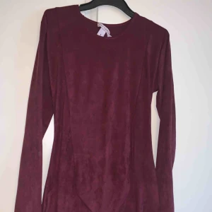  - Kort vinröd tajt klänning, endast använd 1gång
