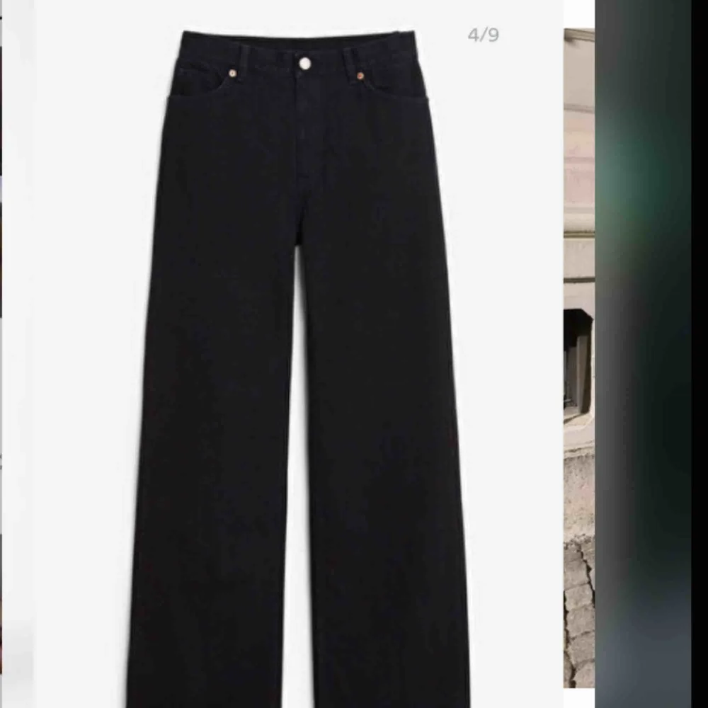 ALDRIG ANVÄNDA!! Yoko black jeans från monki riktigt snygga byxor , bekväma! Säljer pga av fel storlek då jag tappade bort kvittot . Jeans & Byxor.