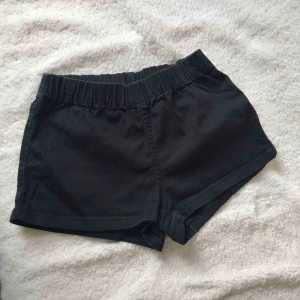  - Svarta shorts.  Har haft de många gånger så de är lite sliten.  Pris kan förhandlas.