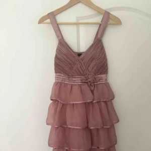  - Klänning fe vero Moda. I nyskick. Går nästan till knäna. Perfekt för sommaren. Kan frakta eller mötas upp i Malmö/Lund.