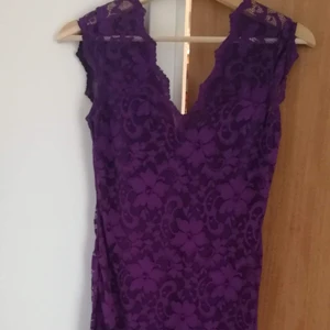  - Fin lila stretchig klänning, använd en gång på ett bröllop. Stängs med knapp baktill i nacken Slutar ovanför knäna på mig som är ca 173cm. Djur finns i hemmet.  Kan skickas mot att köparen står för frakten.