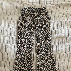  - Byxor i leopardmönster från ginatricot i storlek S, aldrig använda. Vida nertill. Sitter som ett par yogapants 