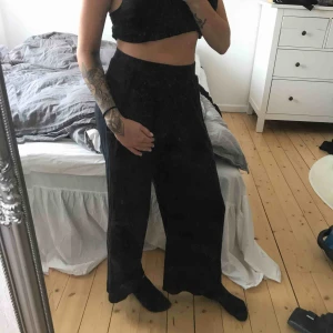  - Ser lite använda ut. Men väldigt sköna byxor att ha på sommaren! Mjukt material. Bjuder på frakten 🌸