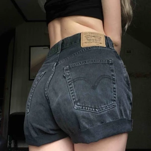  - Avklippta Levis i fint skick! Står att det är storlek M men är mer som L. Är för stora på mig som brukar ha storlek S-M och w28. Avklippta ganska långt ner och går att klippa av mer.  Frakten ligger på 59 kr. Bara fråga för mer bilder 🌞🌿