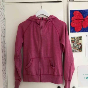  - Rosa mysig huvtröjor från Cubus. Saknas tyvärr snören i luvan.