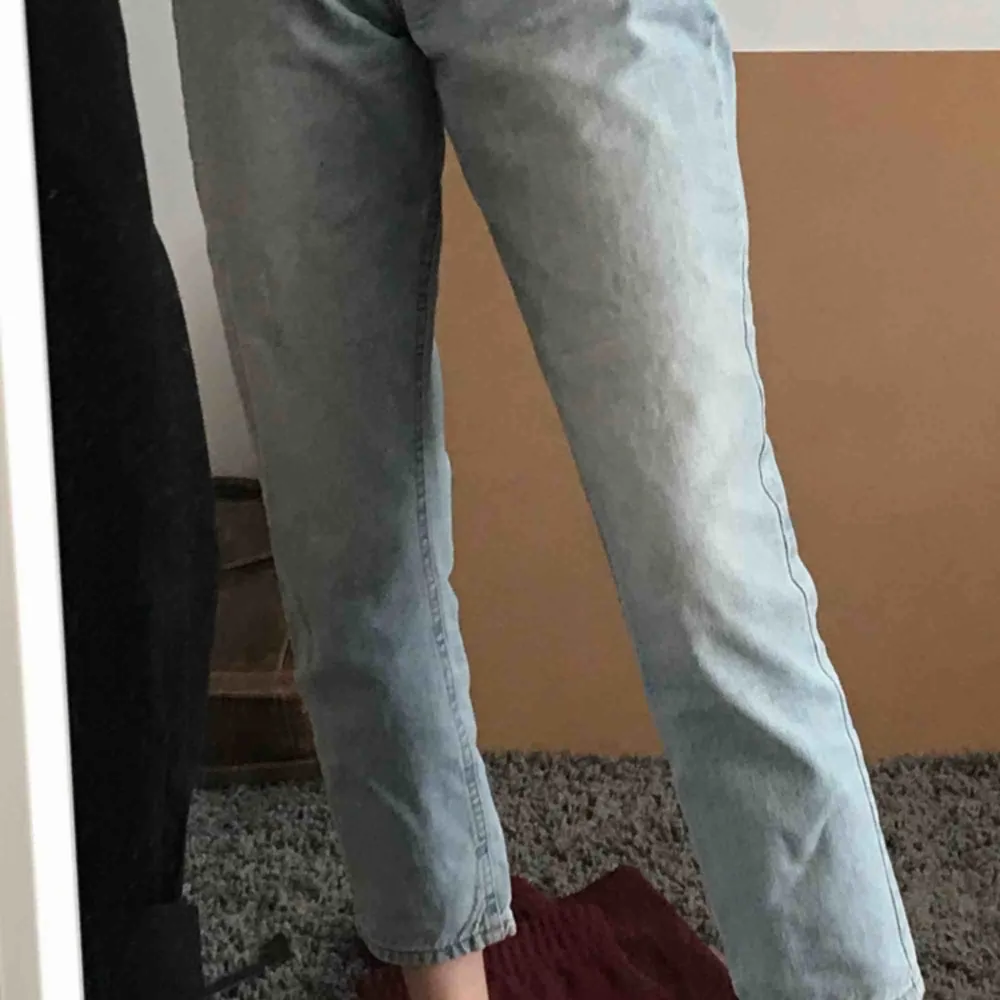 Ljusa mom jeans i nyskick! Tyvärr för korta för min smak, sjukt snygga tho. Jeans & Byxor.