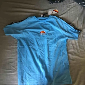  - Helt ny T-shirt från boozt, köptes för 300kr. Säljs för 175kr storlek medium.