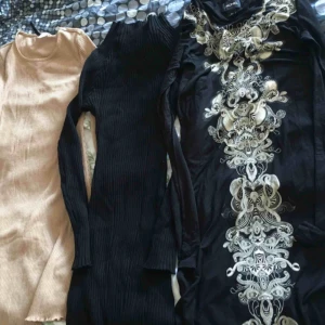  - Litet klädpaket säljes med blandade kläder. Alla kläder passar en storlek M, vissa även storlek S.  Frakt tillkommer om det ska skickas