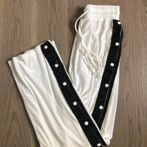  - Vita byxor med knappar från chiqelle. Byxorna är långa i benen och materialet är sammet. Väldigt sköna men används tyvärr inte av mig. Frakt tillkommer:)
