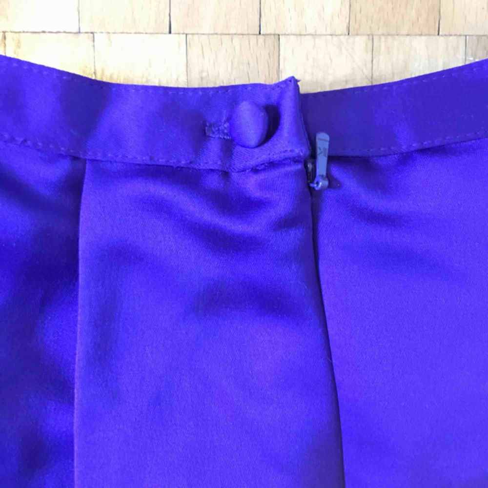 Söt kjol från Topshop som jag köpte när de fortfarande fanns i Sverige (ca 10 år sedan). Den är dock i väldigt fint skick då jag endast använt den 2-3 gånger. Den sitter ganska högt i midjan och är ganska kort. . Kjolar.