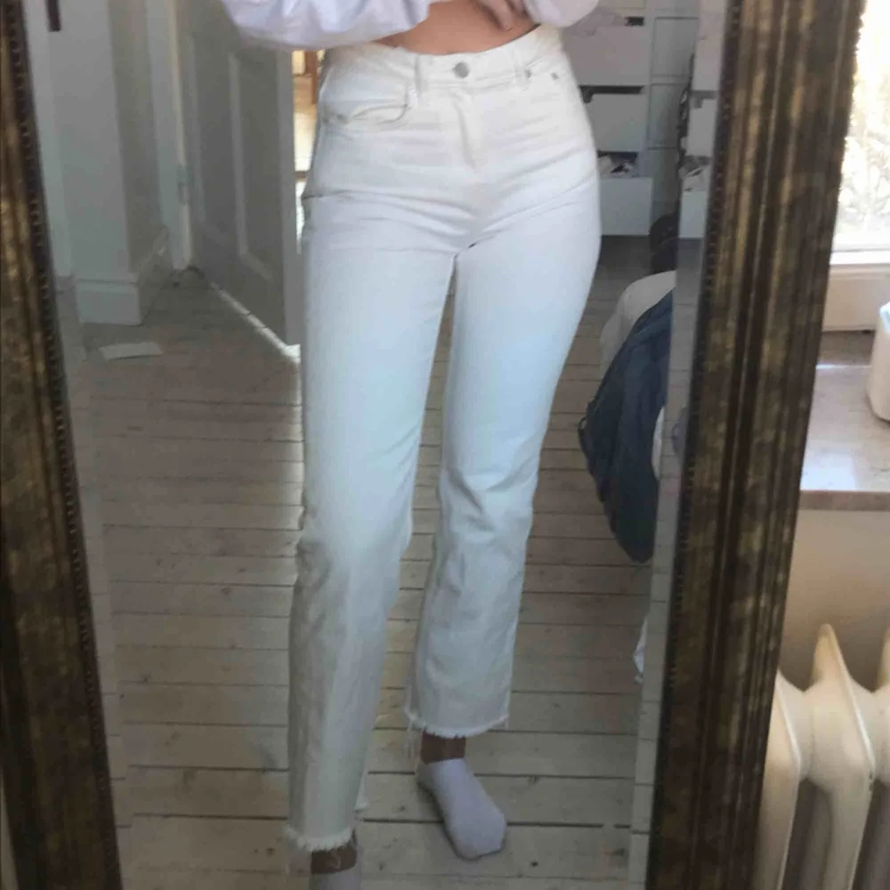 Snygga vita raka jeans från weekday i modellen voyage. Ganska små i storleken, inte stretchiga. Kunden står för frakt!. Jeans & Byxor.