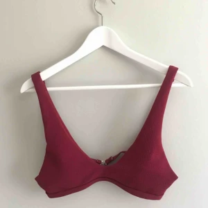  - Jättefin oanvänd bikiniöverdel. Står storlek M men passar mig med S. Frakt tillkommer.