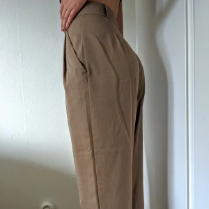  - Jättefina brun/beiga byxor i fint skick. Köpare står för frakt 😊