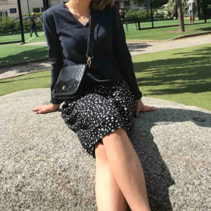  - Stickad v-ringad tröja i mörkblått! 