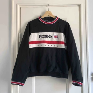 - En sweater från Reebok. Storlek S/M, damstorlek. Skick: 5.5/10. Levereras nytvättad. Finnes på Södermalm, Stockholm. Kan postas men då står Du för frakten, (59kr). Mvh Marija 