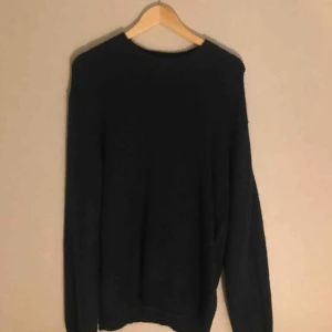  - Stickad tröja från Uniqlo U, använd en gång. Möts upp i Sthlm, annars står köparen för frakt :) 