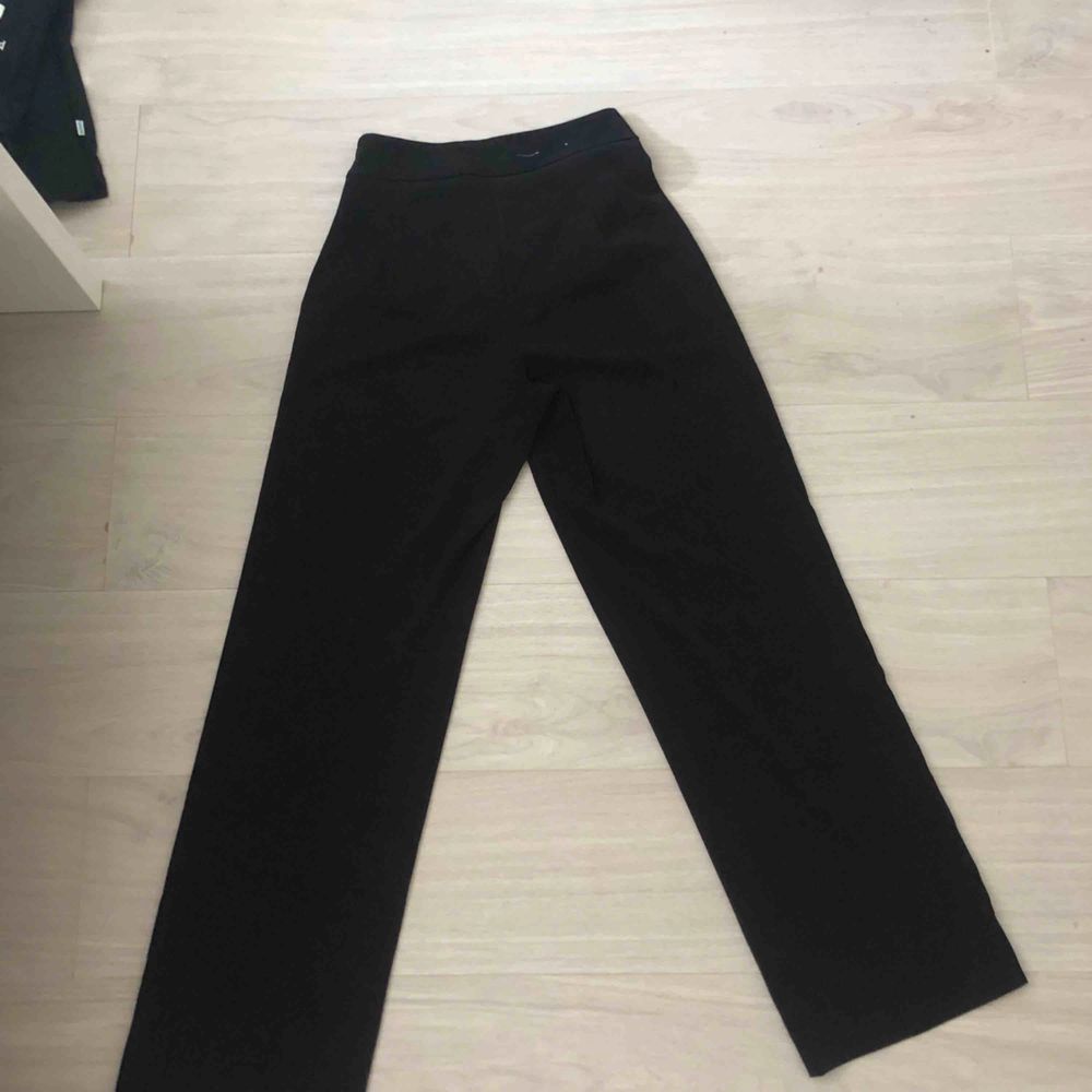 Svarta vida kostymbyxor från Bikbok i storlek XS (ganska stora i storleken)  Betalning via swish och frakt ingår.. Jeans & Byxor.