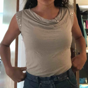  - Snygg tröja, väldigt bekväm, kontakta mig så kan vi höras av!! 