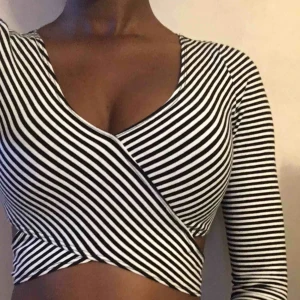  - Randig crop top från Hollister. Storlek XS.  Frakt är 42kr  Sänker pris vid snabbaffär!  PRISET INKLUDERAR EJ FRAKTEN! 