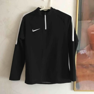  - Svart tröja med kort dragkedja