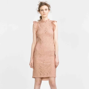  - Klänning i spets från zara storlek M