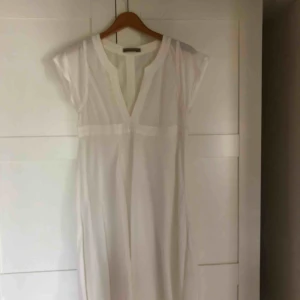  - Vit sommarklänning från Rabens Saloner i perfekt skick!
