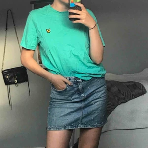  - En till T-shirt från Lyle & Scott i bra skick! Storlek M men passar även S skulle jag säga. 