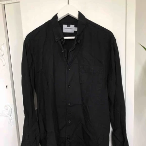  - Medium skjorta, TOPMAN. För stor i storleken för mig. Ficka på vänstra bröstet 
