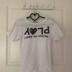PLAY COMME des GARÇONS  Branded T-shirt 100% Bomull Cond. 6/10 Passar xs men också s för tajtare fit. Inkl frakt.   <3
