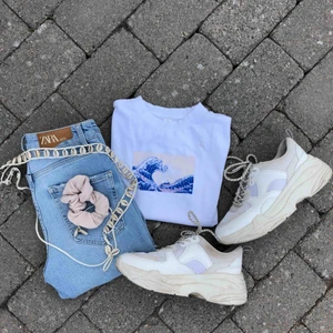  - Följ gärna mitt nystartade designkonto på instagram. Lägger upp plagg som jag designat och målat själv. Ni hittar bland annat toppen på bilden som jag målat hokusai vågen på🌊 instagramkontot heter ”designbysteen”🥰