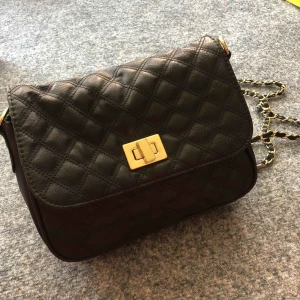  - Svart quiltad väska , som knappt är använd Från ett djurfritt/rökfritt hem Skickas runtom i Sverige, inga returer, säljes i samma skick som foton ovan.