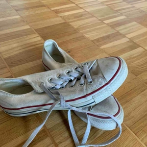  - Säljer mina låga vita converse i strl 38 (känns som en 39a) för 250kr, kan frakta men du får betala frakten själv (63kr), annars möts jag upp i Stockholm, betalning sker via swish, hoppas det är något för dig!☺️