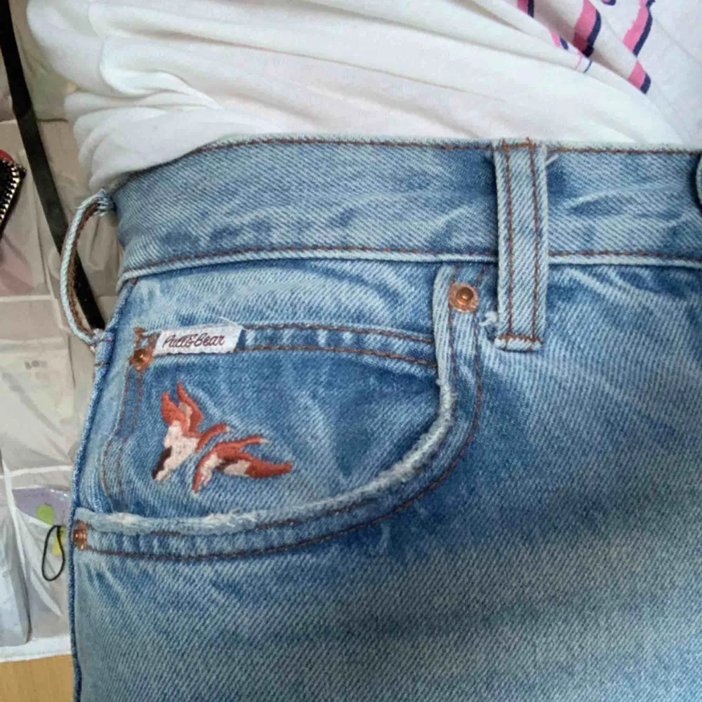 Måste tyvärr sälja mina älskade mom jeans då de blivit för små. Är i jättebra skick, förutom ett litet hål på ena bakfickan, hålet är bara ett ”lager” så fickan funkar och man ser inte igenom byxorna. Har en liten fågel vid framfickan🌸. Jeans & Byxor.