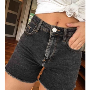  - Gråa jeansshorts från Urban Outfitters märke BDG. Väldigt sköna med hög midja och lite stretch. Storleken är S, jag är själv en 24a i jeans och dom passar mig väldigt bra.   Kan mötas upp i/nära Göteborg. Kan även skickas, då tillkommer fraktkostnad.