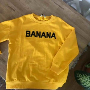  - Gul tröja där det står ”BANANA”