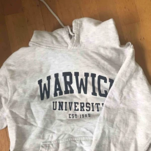  - Collegetröja, köpt på ett universitet i England! Riktigt snygg! 🌸