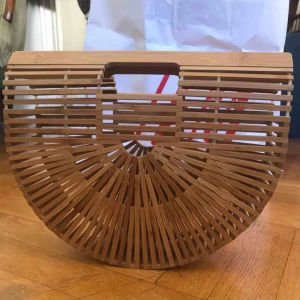  - Fin handväska i fint trä köpt i polen för 300kr  