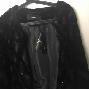  - Oanvänd jacka med tags kvar från Vero Moda i härligt fuskpälsmaterial. Säljer den då den var för stör för mig. Storlek M. Nypris 399kr. Din för 200kr inklusive frakt annars avhämtning hos mig🎀