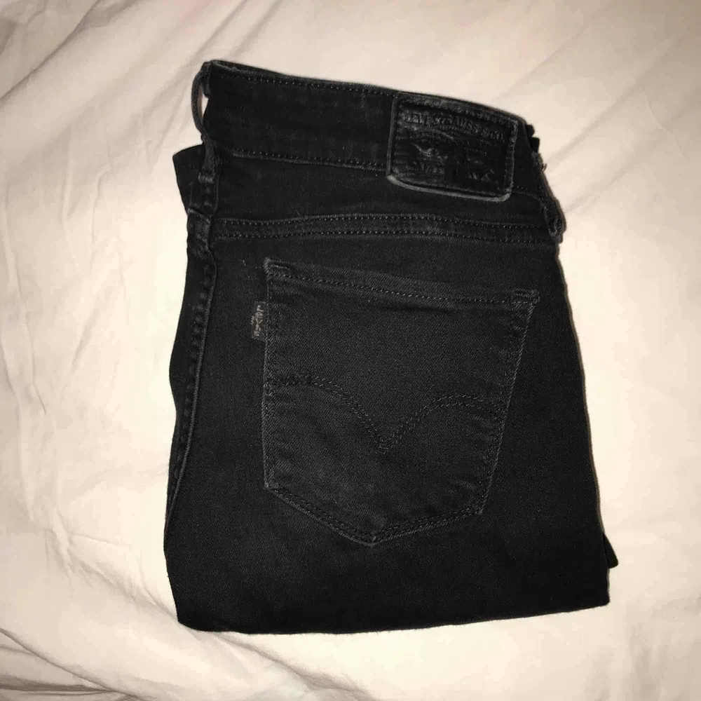Svarta bootcut jeans med låg midja från Levis. Använda länge. Köpts för 1000kr men säljer dem nu billig eftersom att dom börjar bli slitna.. Jeans & Byxor.