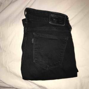 Svarta bootcut jeans med låg midja från Levis. Använda länge. Köpts för 1000kr men säljer dem nu billig eftersom att dom börjar bli slitna.
