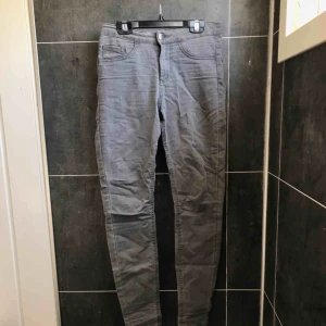  - Jeans från kappahl, känns som nya! Säljes pga att de saknat fållor för skärp. Kan mötas i Östersund/skickas mot fraktkostnad!
