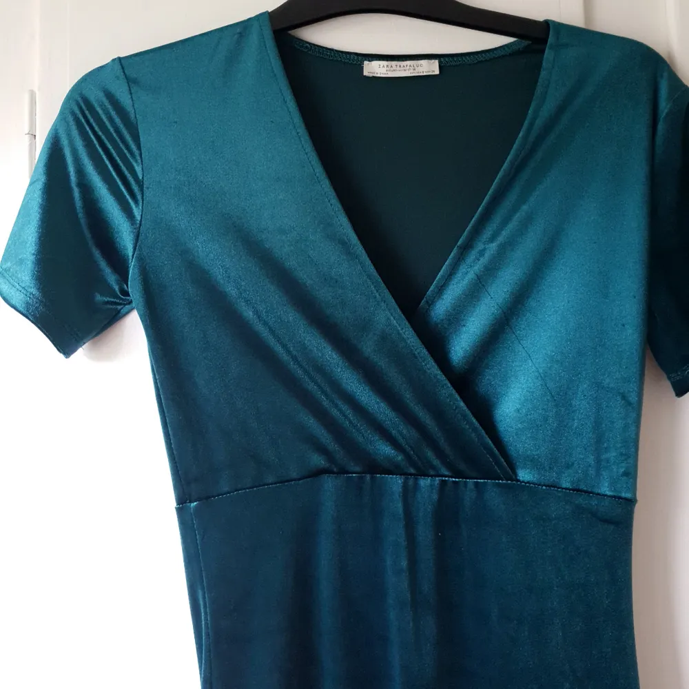 Lång elegant klänning i blå/grönt ⭐ Hade denna på ett speciellt tillfälle så endast använd 1 gång 🌸 Klänningen tar verkligen fram ens kropp fint!. Klänningar.