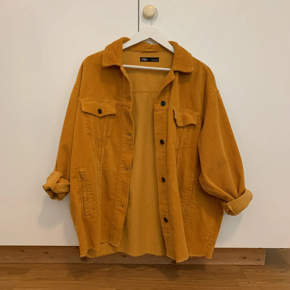 En gul/orange jacka från Zara! Köparen står för frakt 🧡. Jackor.