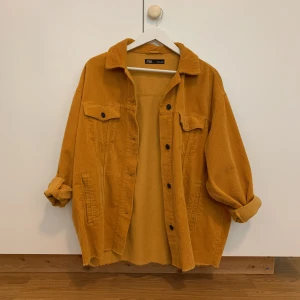  - En gul/orange jacka från Zara! Köparen står för frakt 🧡