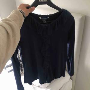 Fin tröja/blus med volang från Ralph Lauren inköpt på nk i Stockholm 