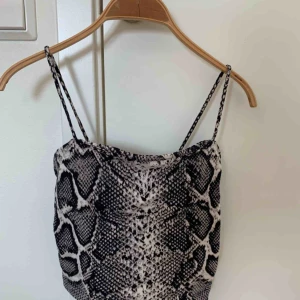  - Säljer toppen som jag köpt från Gina Tricot. Aldrig använd. Köparen står för frakt💕