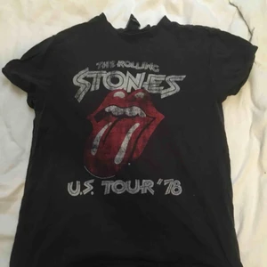  - Rolling stones tröja i strl S, aldrig använd. Hämtas upp i Umeå men kan också fraktas gentemot att köpare betalar frakt!